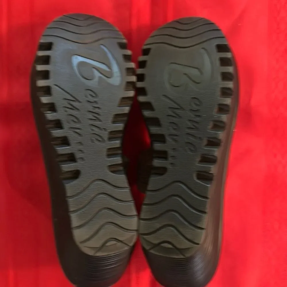 bernie mev. Gold and Black Woven Wedges Size 8.5/9 NOT A SIZE 10 as marked.